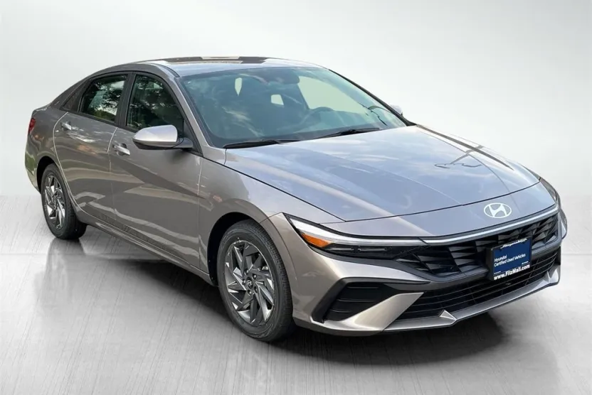 2024 Hyundai Elantra SEL photo 1