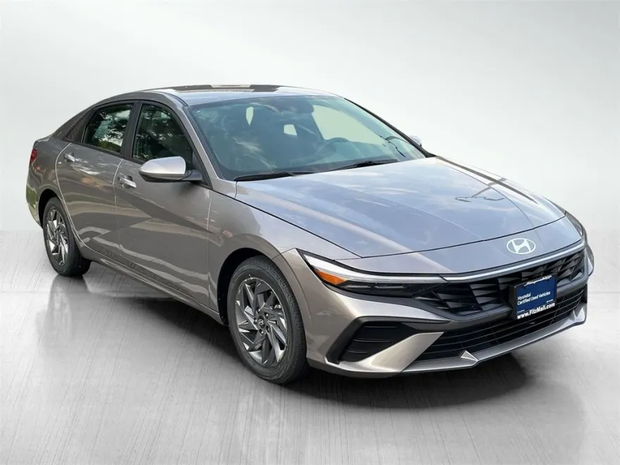 2024 Hyundai Elantra SEL photo 1