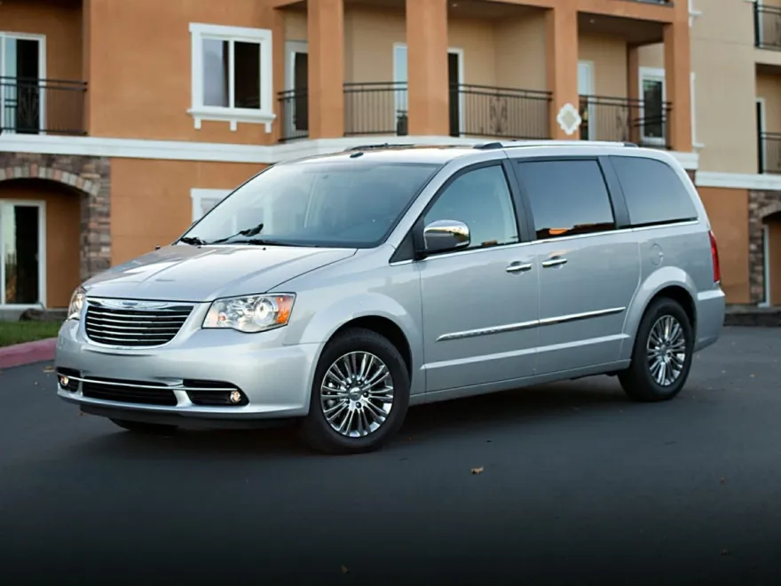 2013 Chrysler Town & Country photo 1