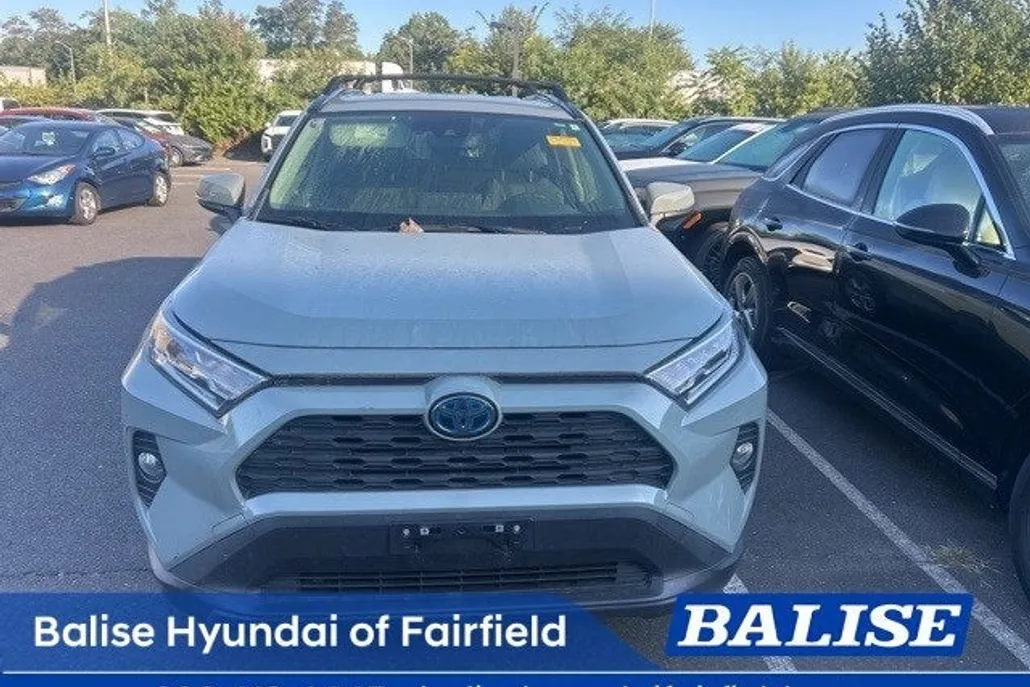 2020 Toyota RAV4 XLE photo 1