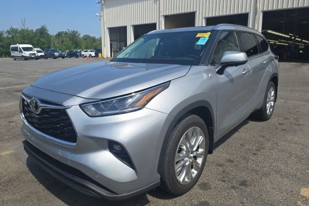 2023 Toyota Highlander Limited photo 1