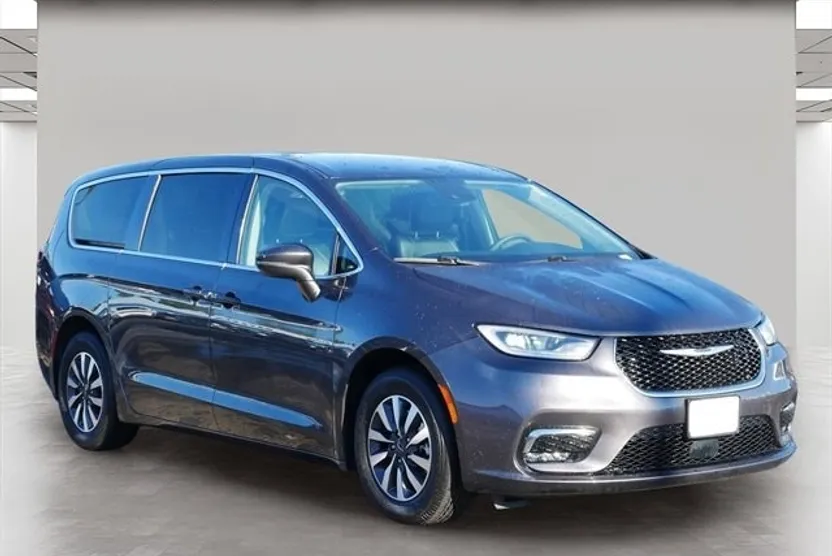 2022 Chrysler Pacifica Hybrid Touring L photo 1