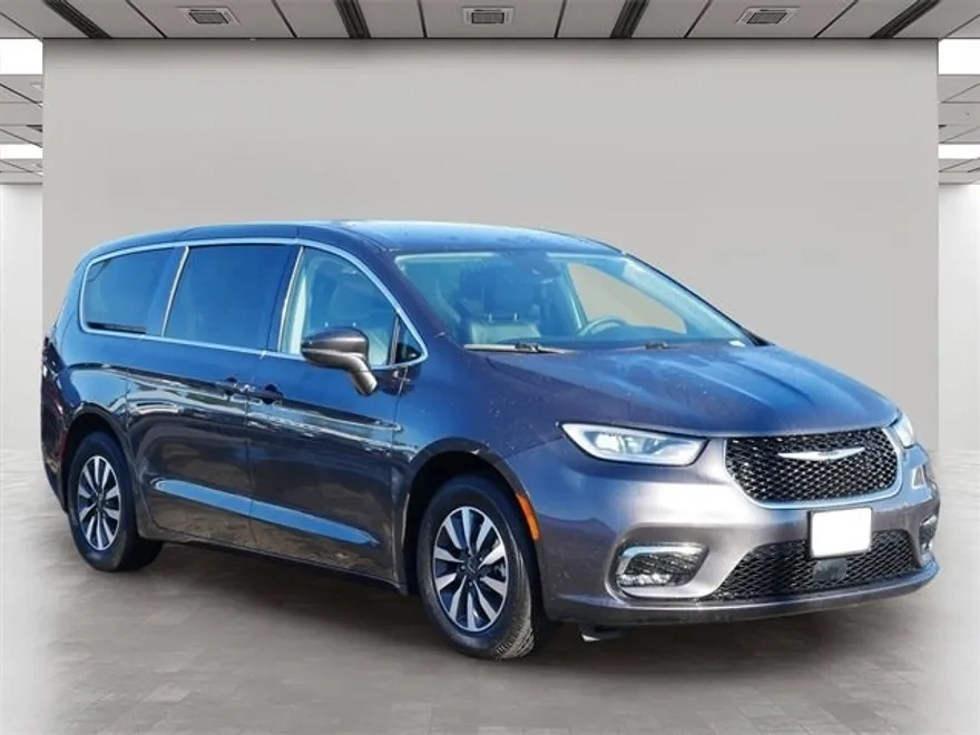 2022 Chrysler Pacifica Hybrid Touring L photo 1