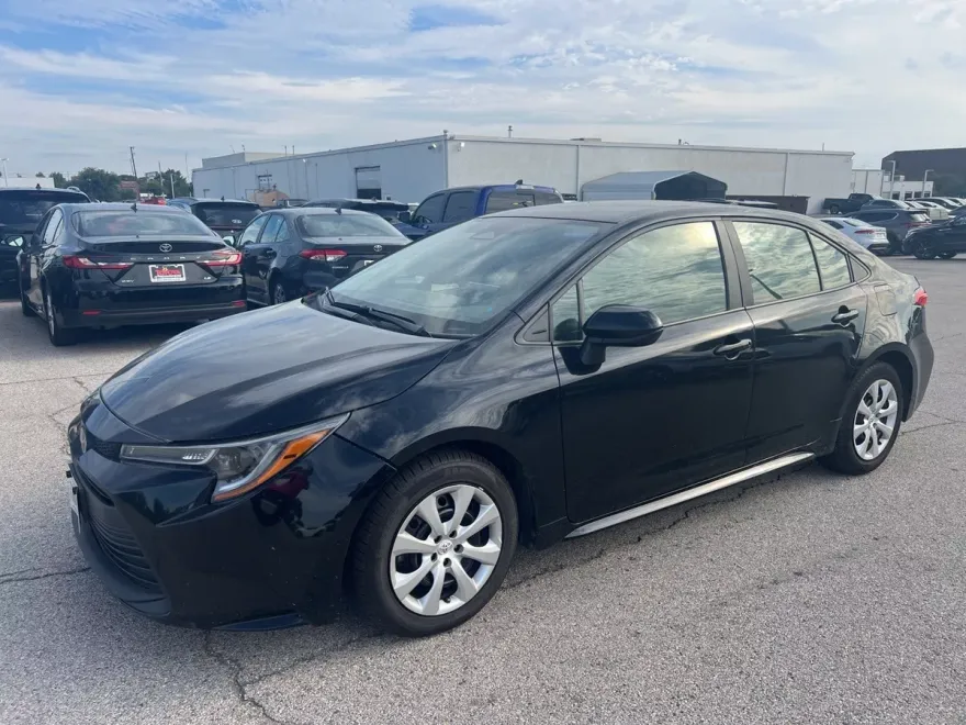 2024 Toyota Corolla LE photo 1