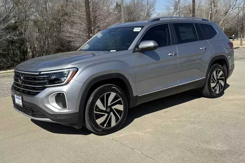 2025 Volkswagen Atlas SEL photo 1
