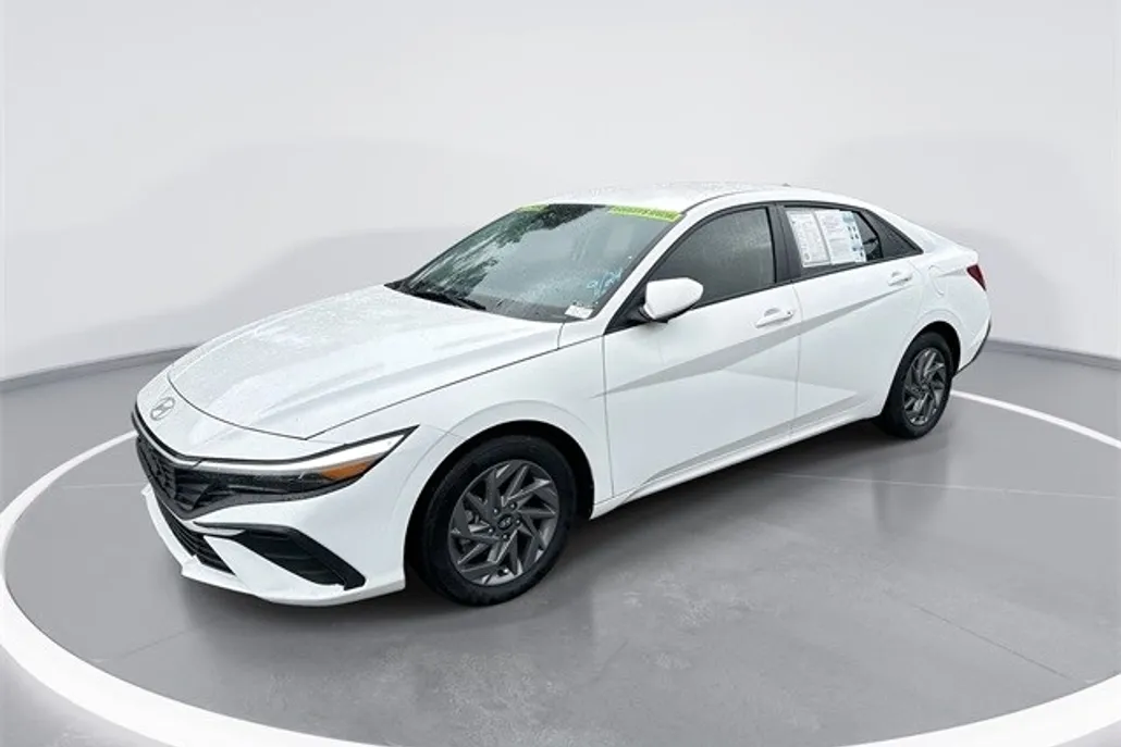 2024 Hyundai Elantra SEL photo 1