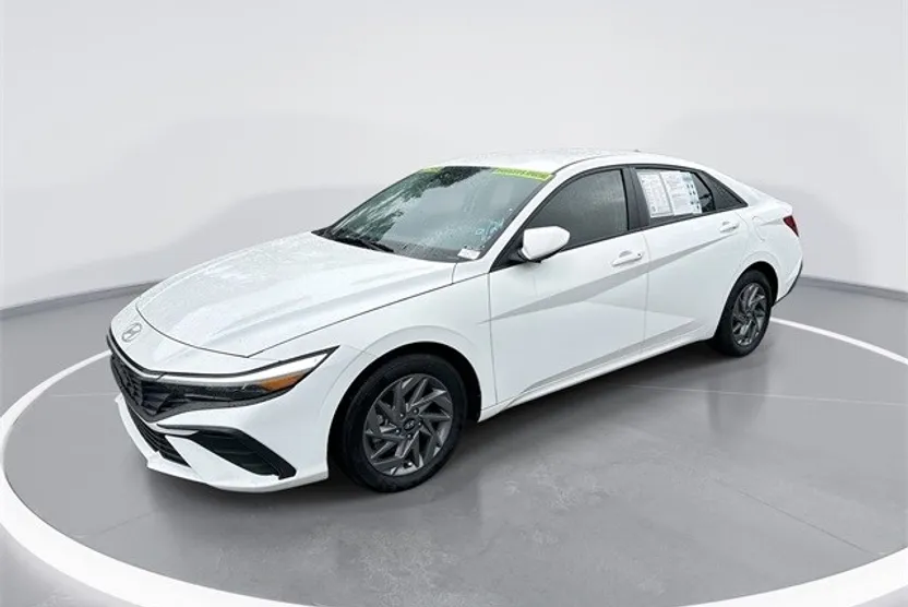 2024 Hyundai Elantra SEL photo 1