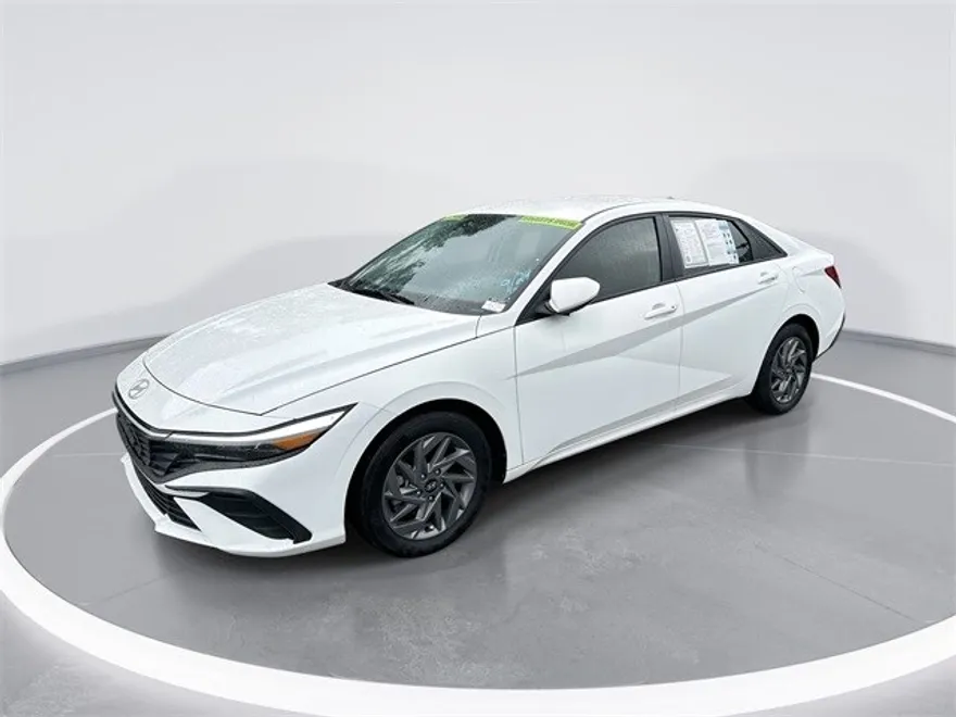 2024 Hyundai Elantra SEL photo 1