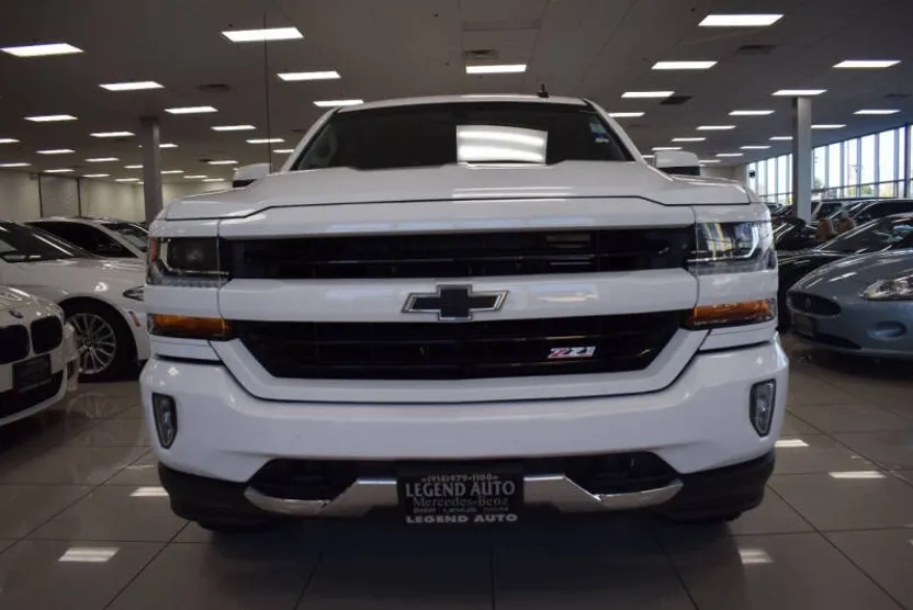 2018 Chevrolet Silverado LT photo 1