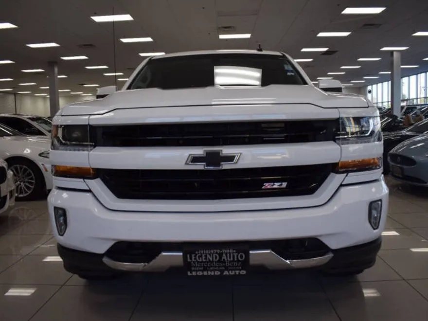 2018 Chevrolet Silverado LT photo 1