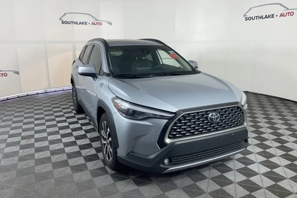2022 Toyota Corolla Cross XLE photo 1