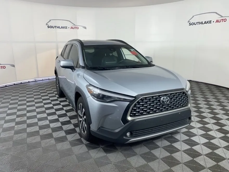 2022 Toyota Corolla Cross XLE photo 1