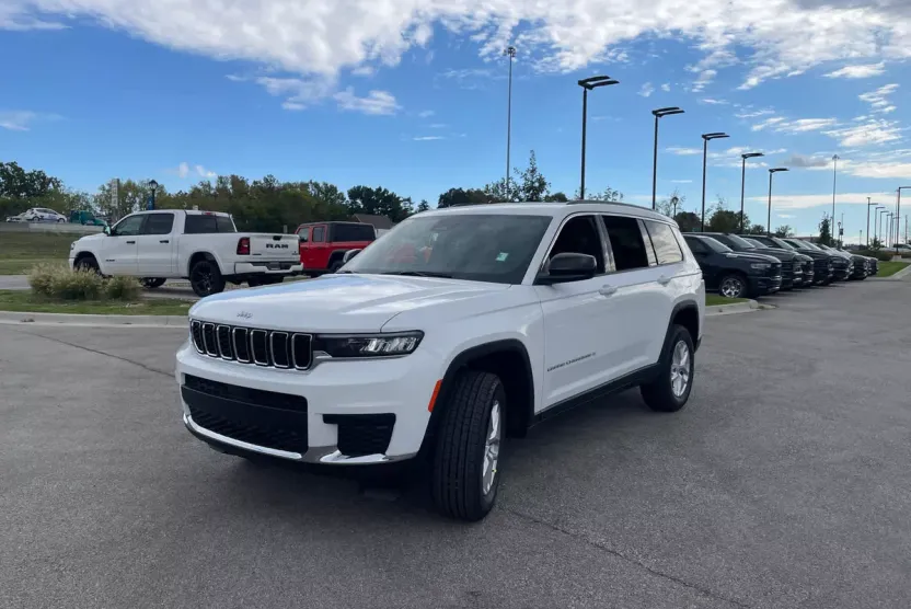 2025 Jeep Grand Cherokee Laredo photo 1