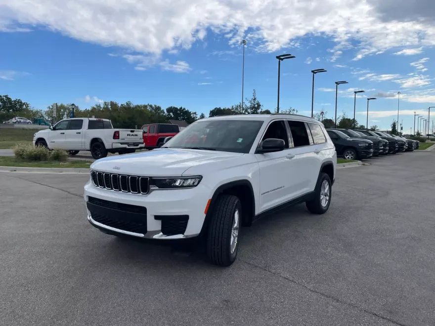 2025 Jeep Grand Cherokee Laredo photo 1