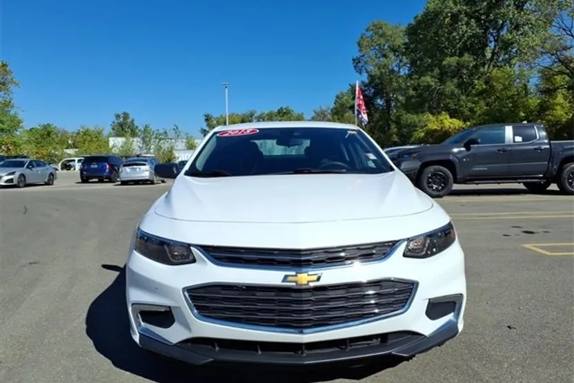 2018 Chevrolet Malibu LS photo 1