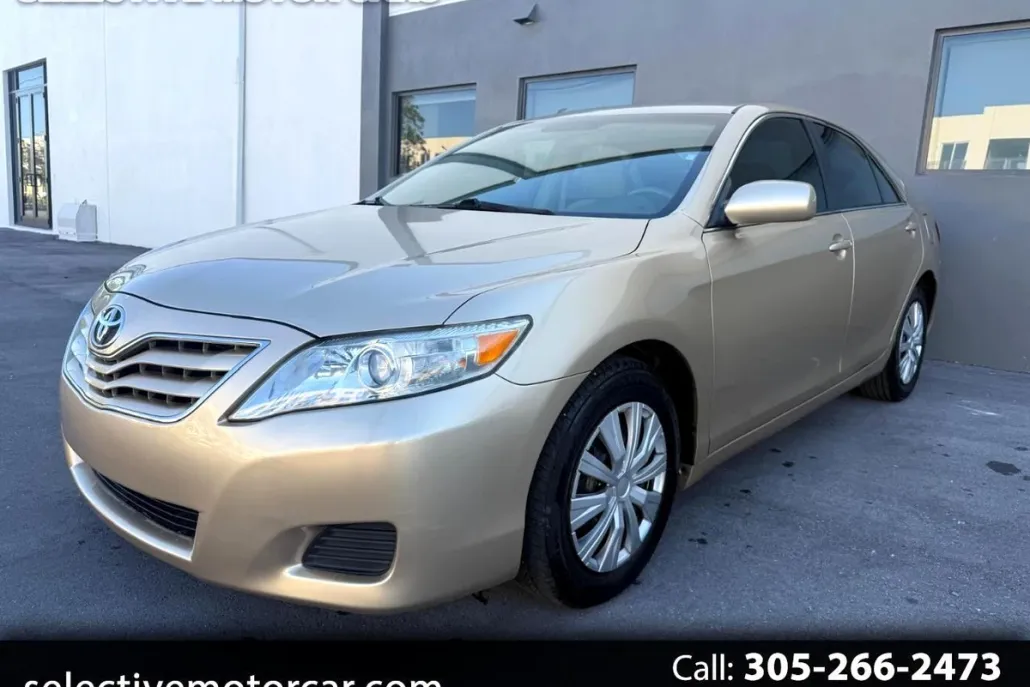 2010 Toyota Camry LE photo 1