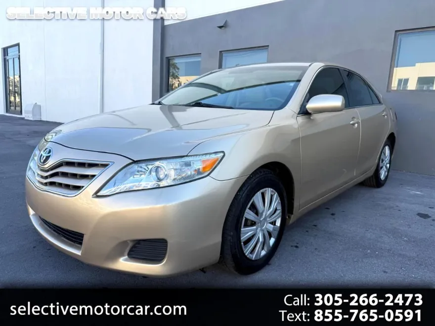 2010 Toyota Camry LE photo 1
