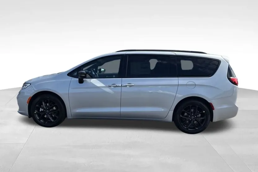 2026 Chrysler Pacifica photo 1