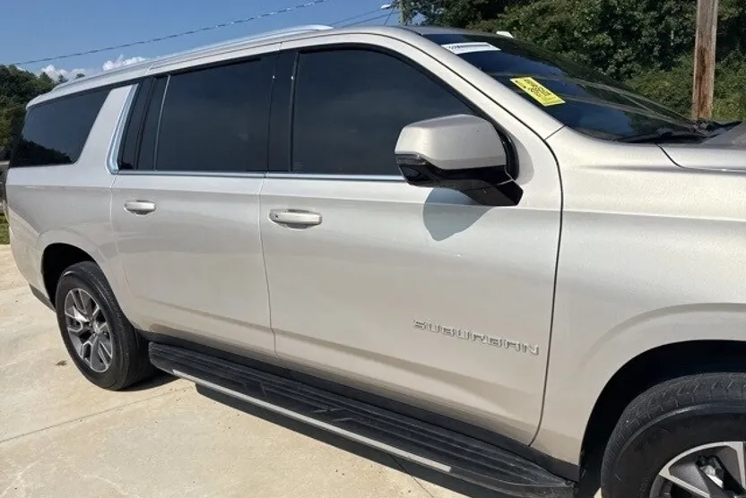 2022 Chevrolet Suburban LT photo 1