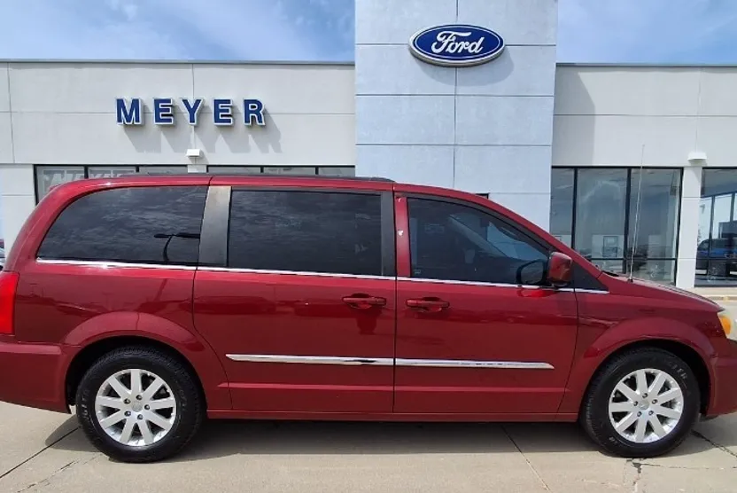2014 Chrysler Town & Country Touring photo 1