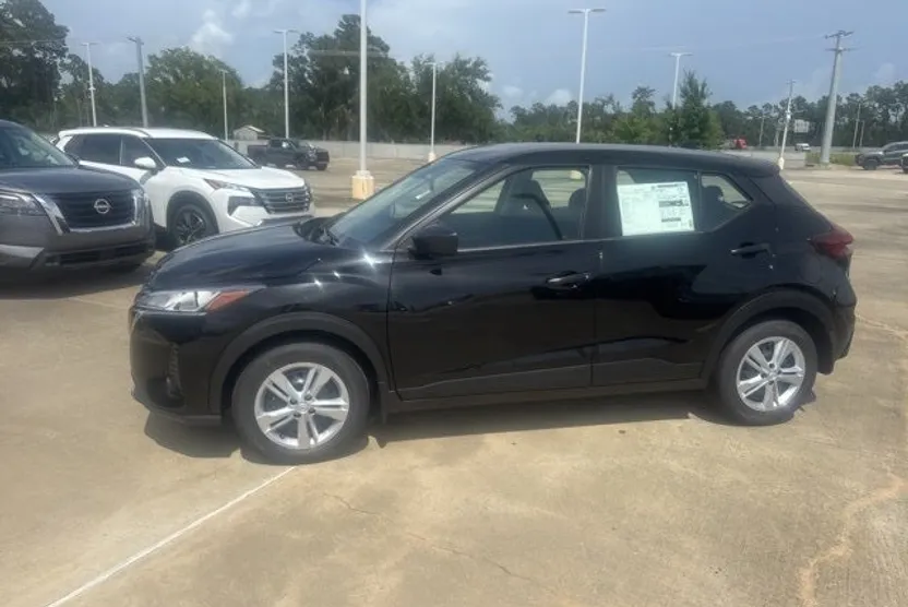 2025 Nissan Kicks Play S photo 1