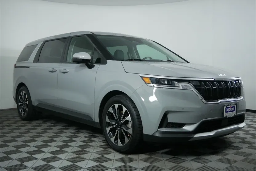 2023 Kia Carnival EX photo 1