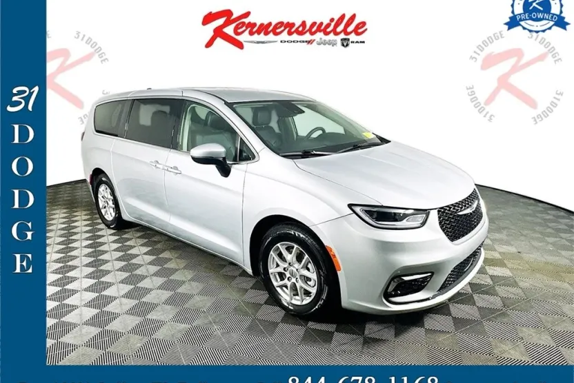 2023 Chrysler Pacifica Touring L photo 1