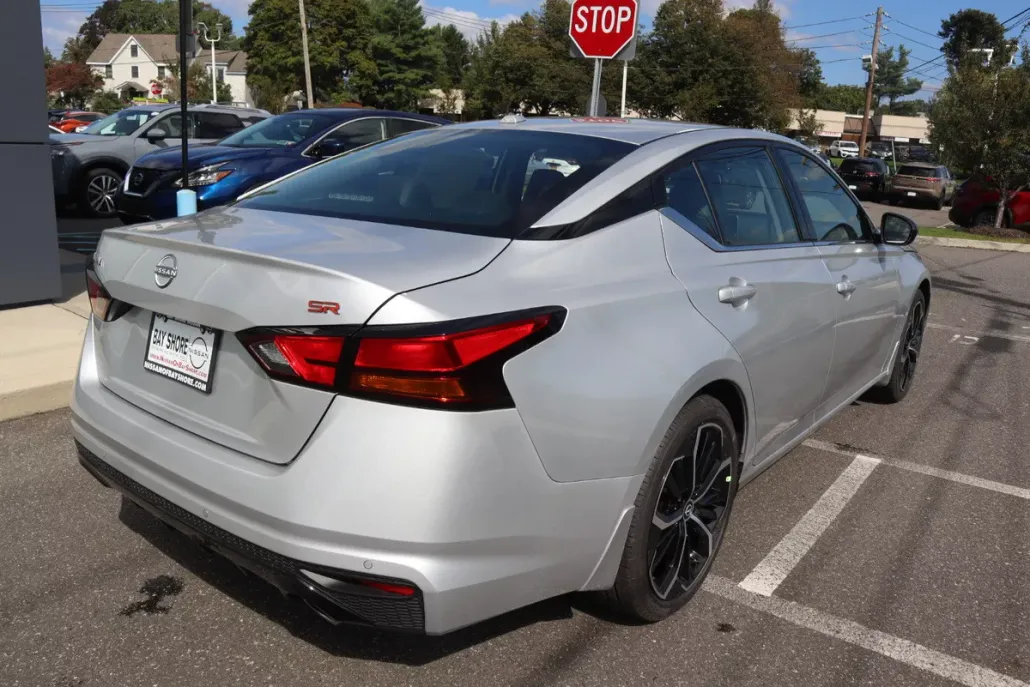 2025 Nissan Altima SR photo 1