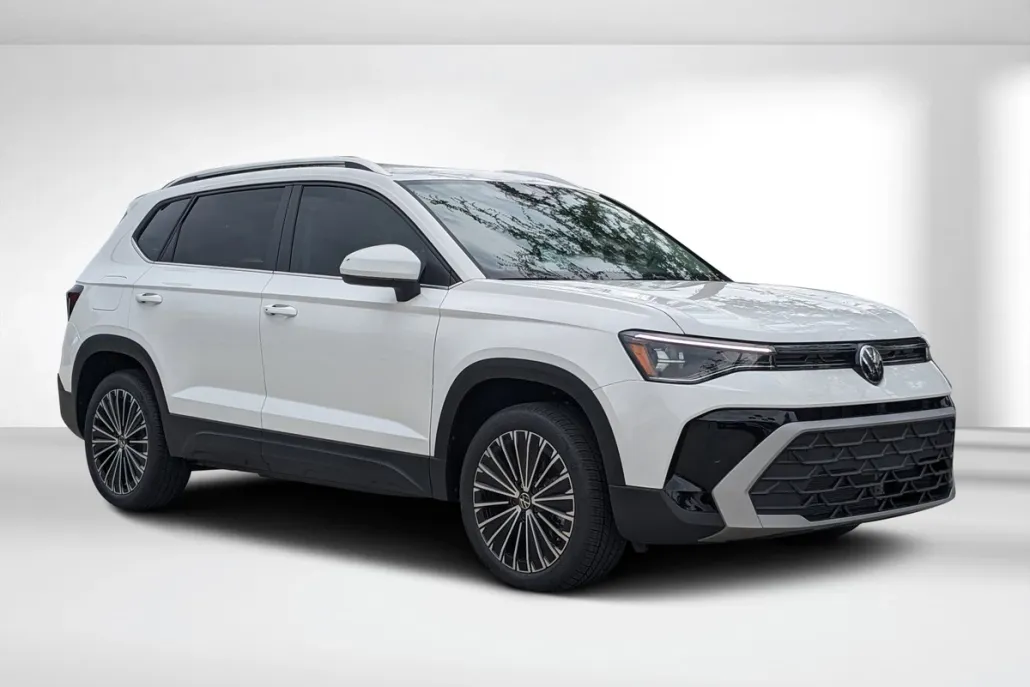 2025 Volkswagen Taos SE photo 1