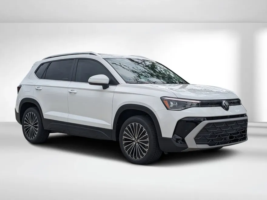 2025 Volkswagen Taos SE photo 1