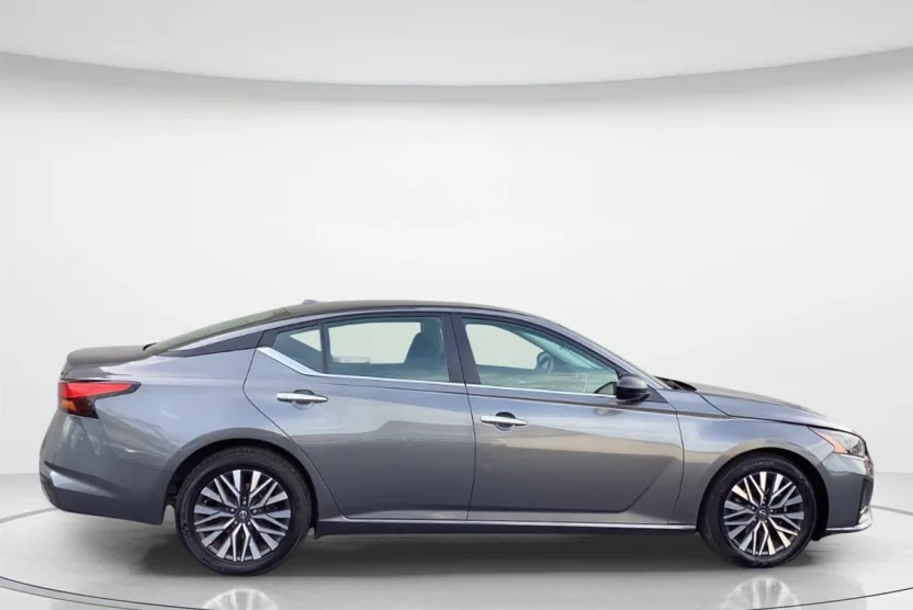 2024 Nissan Altima 2.5 SV photo 1