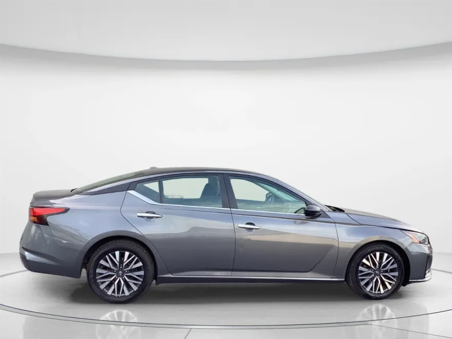 2024 Nissan Altima 2.5 SV photo 1