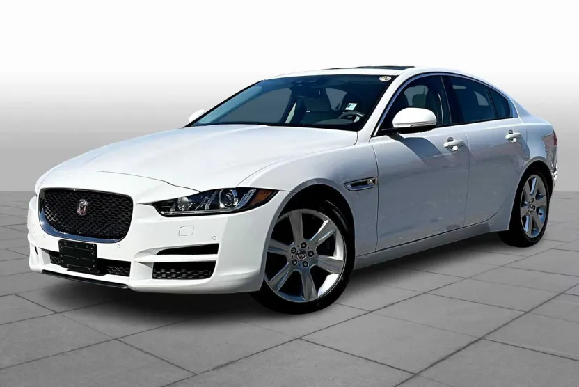 2017 Jaguar XE Premium photo 1