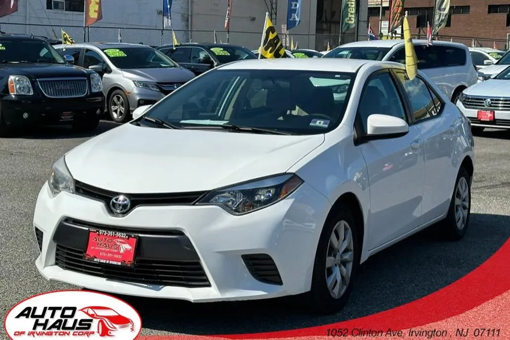 2015 Toyota Corolla LE photo 1