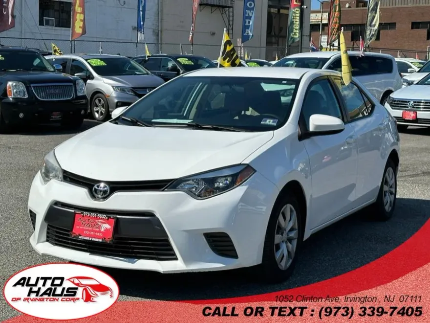 2015 Toyota Corolla LE photo 1