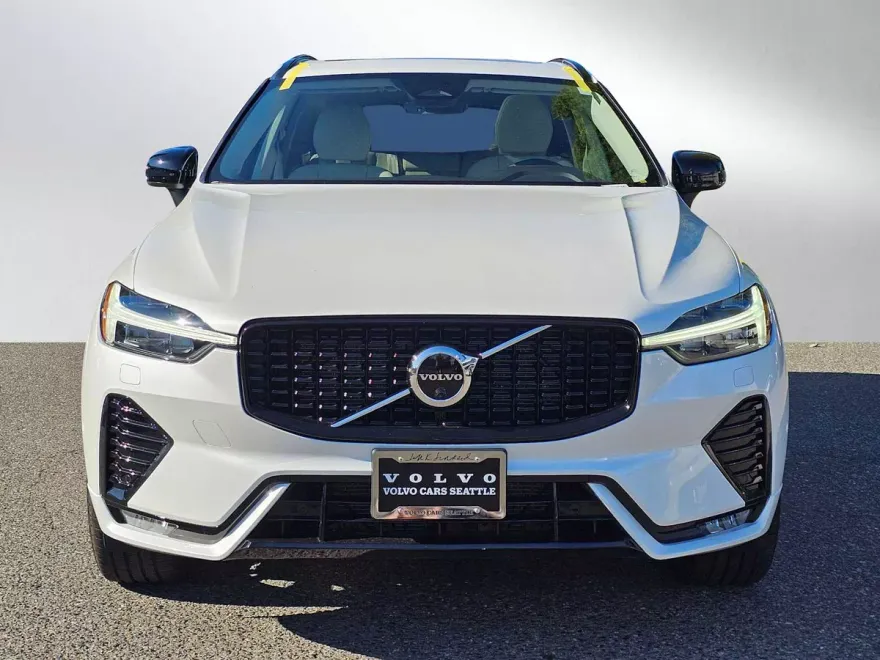 2023 Volvo XC60 B5 Plus photo 1