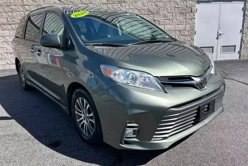 2020 Toyota Sienna XLE Premium photo 1