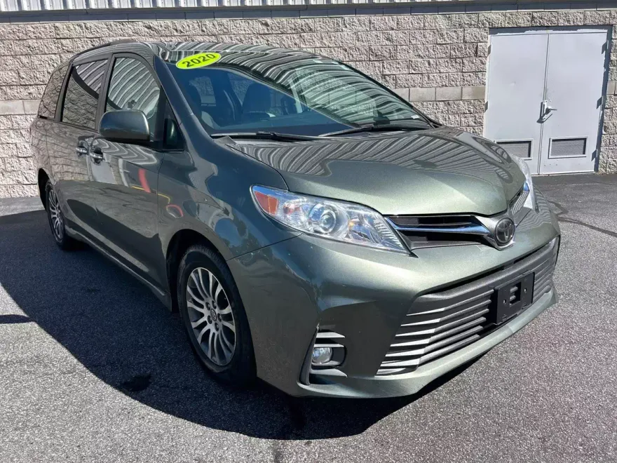 2020 Toyota Sienna XLE Premium photo 1
