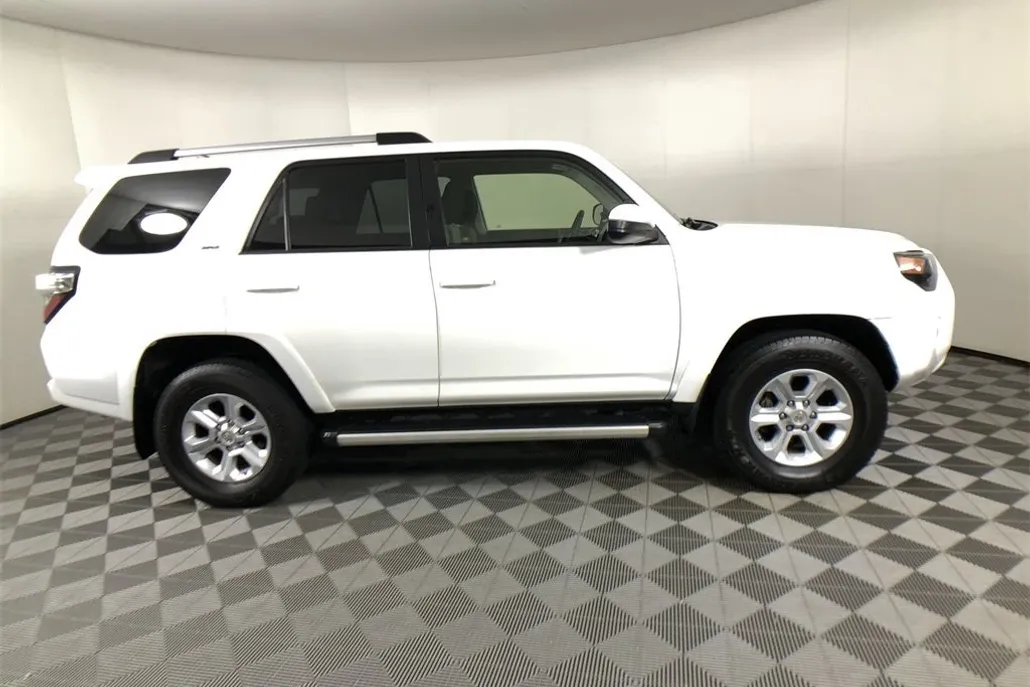 2019 Toyota 4Runner SR5 photo 1