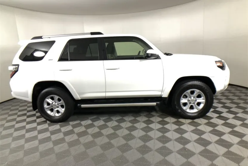 2019 Toyota 4Runner SR5 photo 1