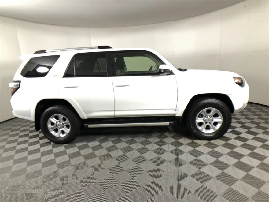 2019 Toyota 4Runner SR5 photo 1