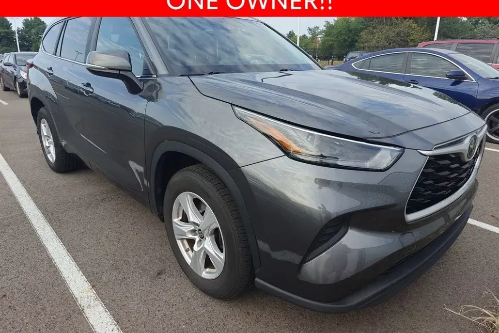 2023 Toyota Highlander LE photo 1