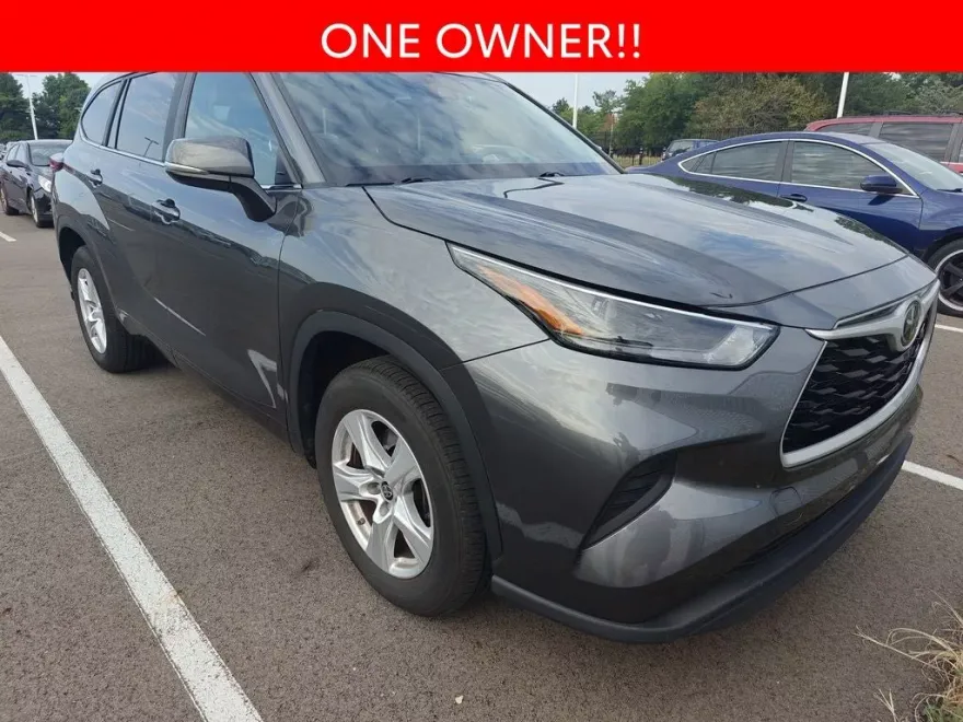 2023 Toyota Highlander LE photo 1