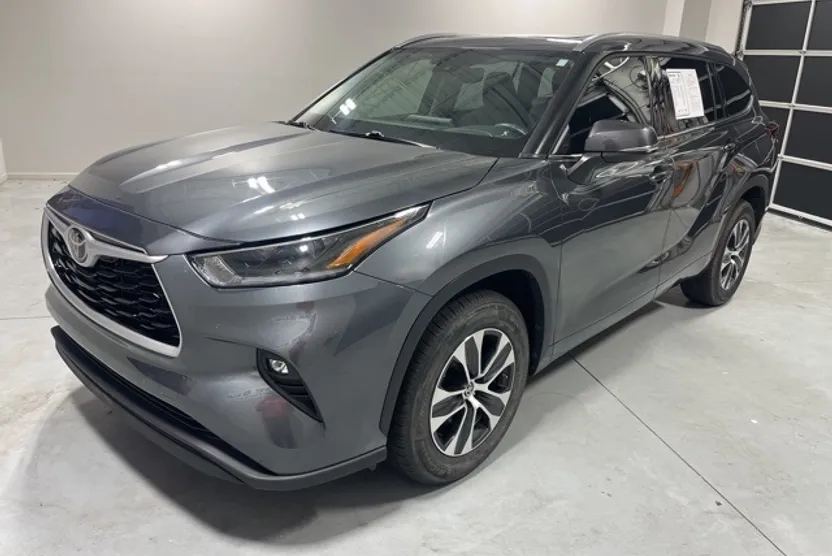 2021 Toyota Highlander XLE photo 1
