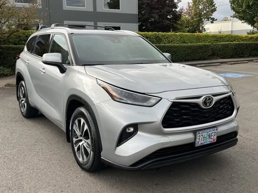 2021 Toyota Highlander XLE photo 1