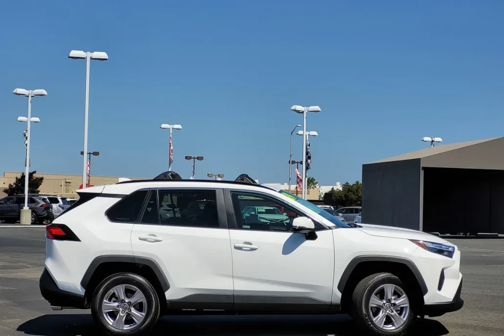 2024 Toyota RAV4 XLE photo 1