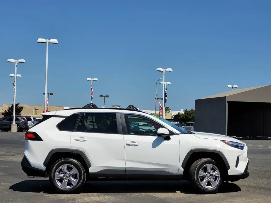 2024 Toyota RAV4 XLE photo 1