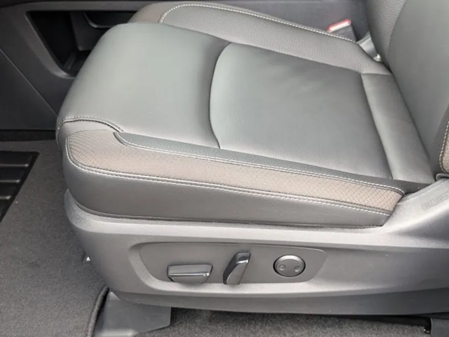 2025 Nissan Pathfinder SL photo 1