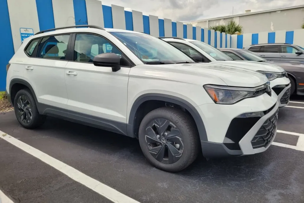 2025 Volkswagen Taos S photo 1