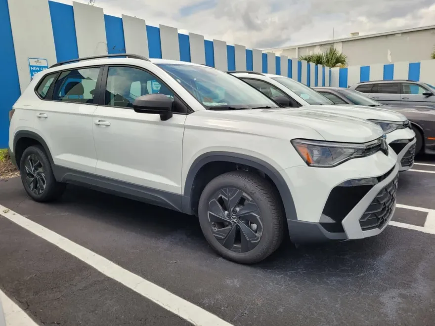 2025 Volkswagen Taos S photo 1